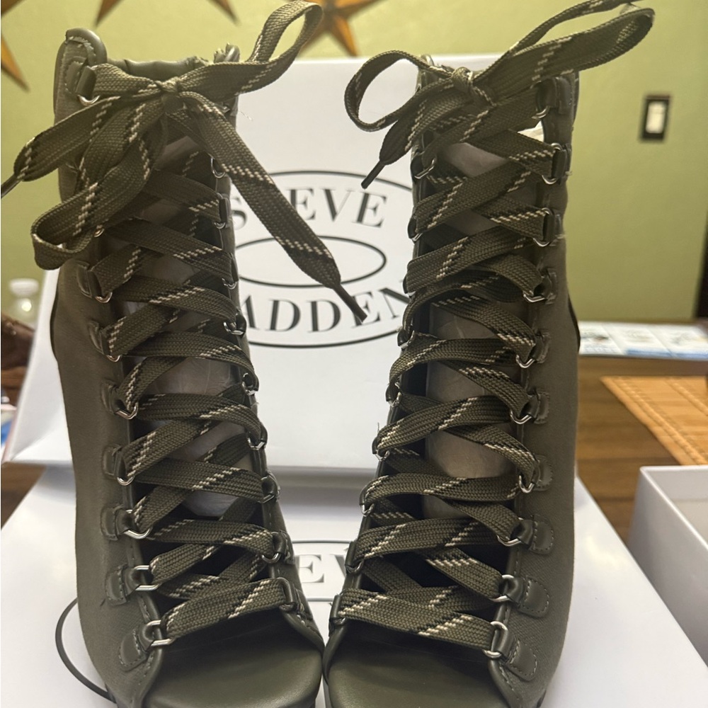 Steve Madden Green Lace Up Boots Rugged Design